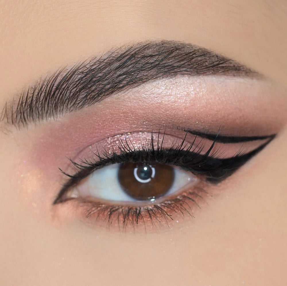 Summer Pink with the perfect eyeliner Ayn Noon Summer Pink with the perfect eyeliner Ayn Noon